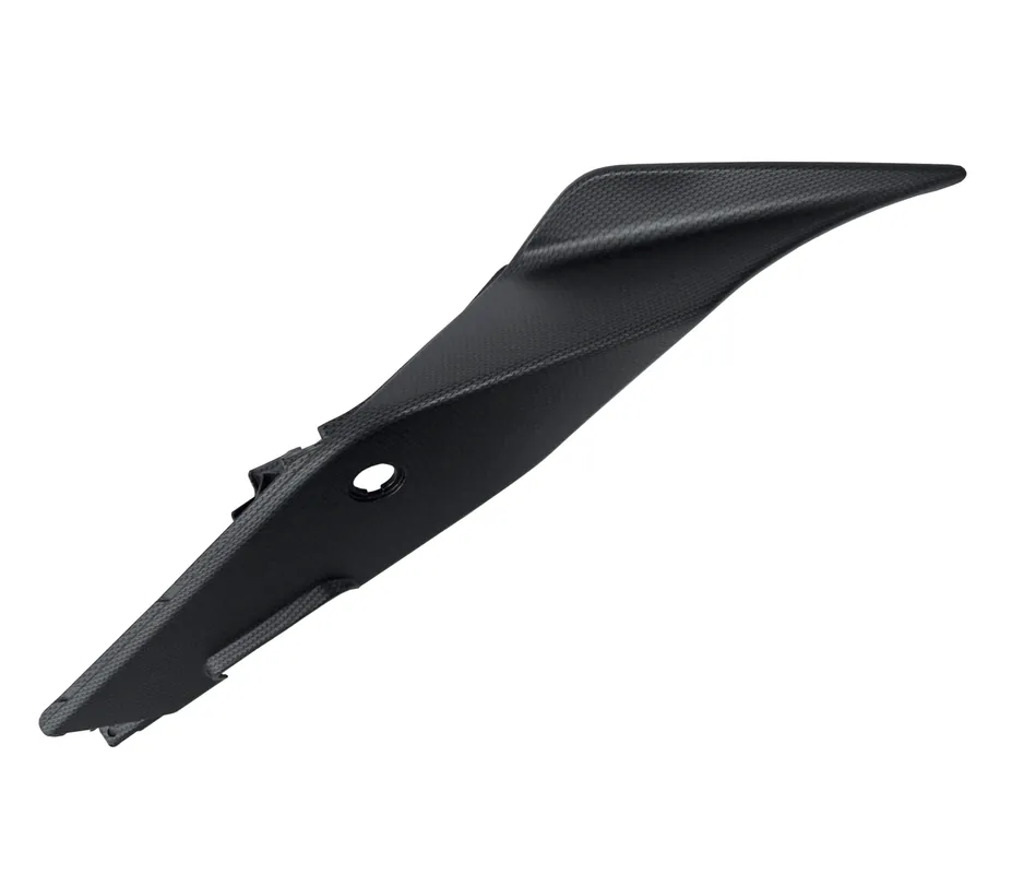 Carénage arrière gauche en plastique look carbone. pour Tuono 125 Livraison Express
